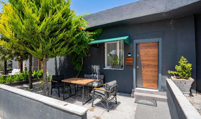 En fazla 3 yetişkin.