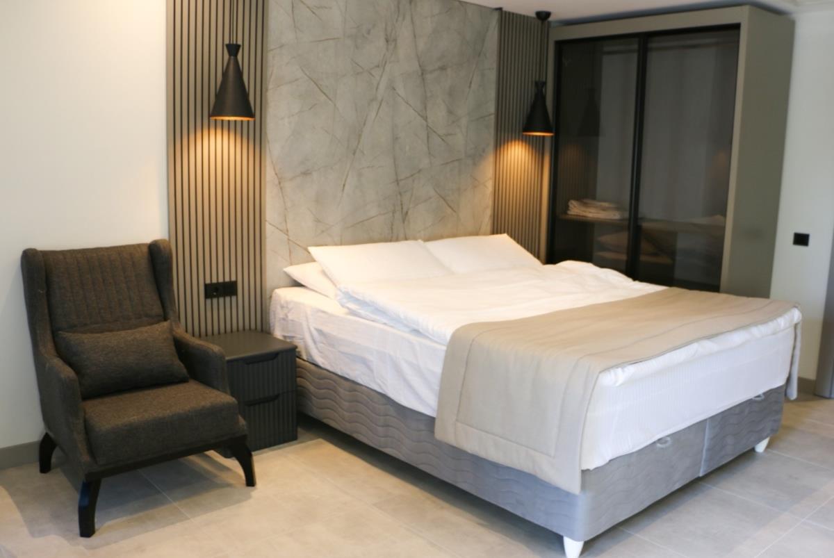 En fazla 3 yetişkin veya 2 yetişkin + 1 çocuk.