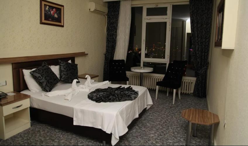 En fazla 3 yetişkin.