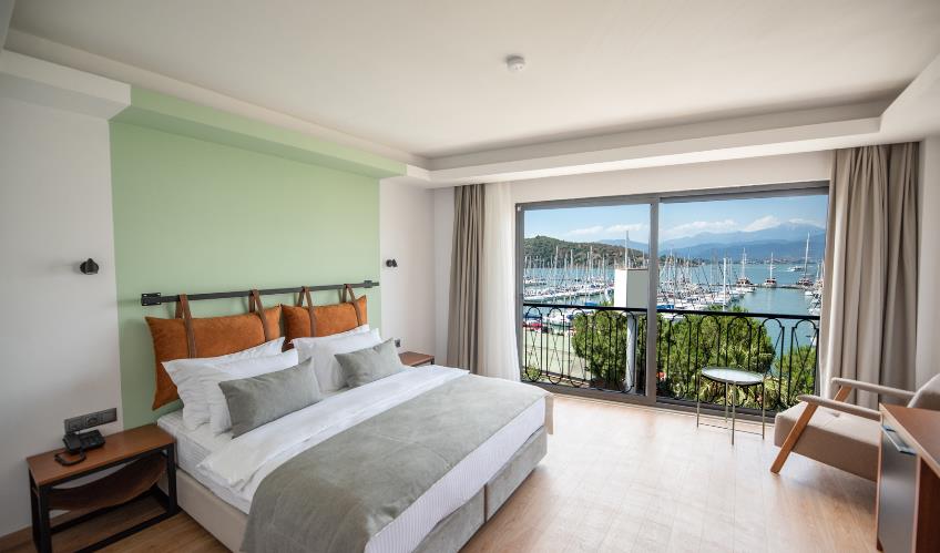 En fazla 3 yetişkin.