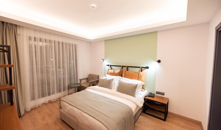 En fazla 2 yetişkin.