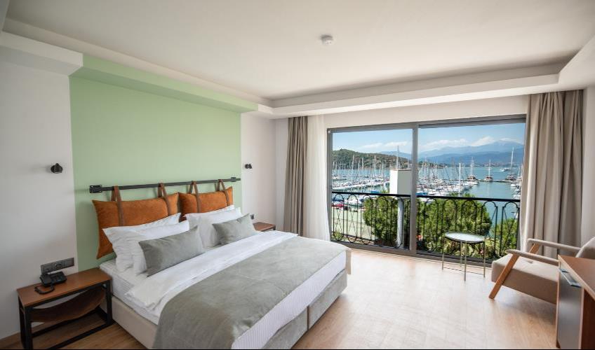 En fazla 3 yetişkin.