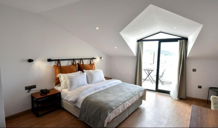 En fazla 4 yetişkin.