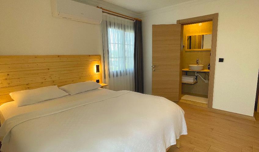 En az 3 yetişkin, En fazla 3 yetişkin + 1 bebek (0-2 yaş).