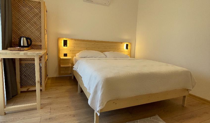 En az 2 yetişkin, En fazla 2 yetişkin + 1 bebek (0-2 yaş).