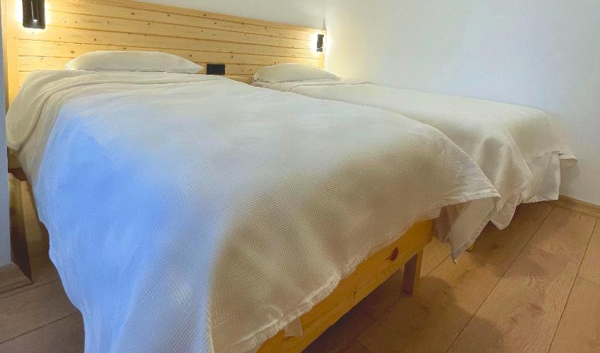 En az 2 yetişkin, En fazla 4 yetişkin.