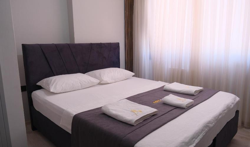 En fazla 4 yetişkin + 1 çocuk veya 3 yetişkin + 2 çocuk.