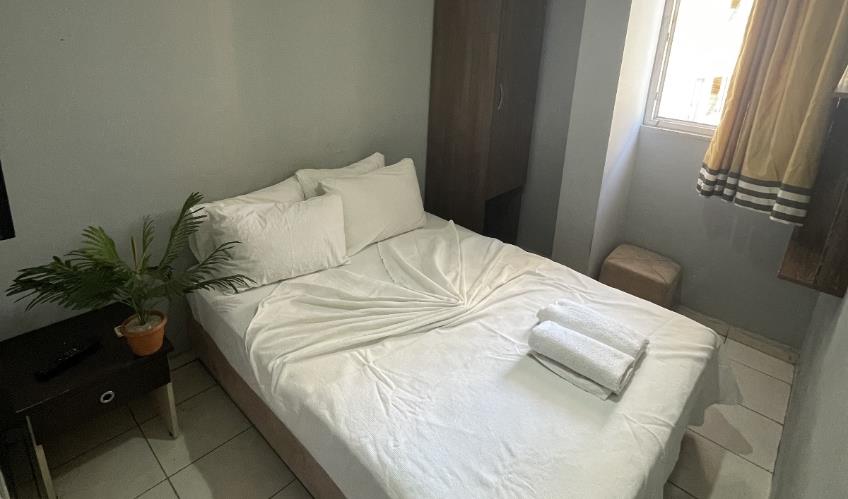 En fazla 2 yetişkin + 1 çocuk + 1 bebek (0-2 yaş) veya 1 yetişkin + 1 çocuk + 1 bebek (0-2 yaş).