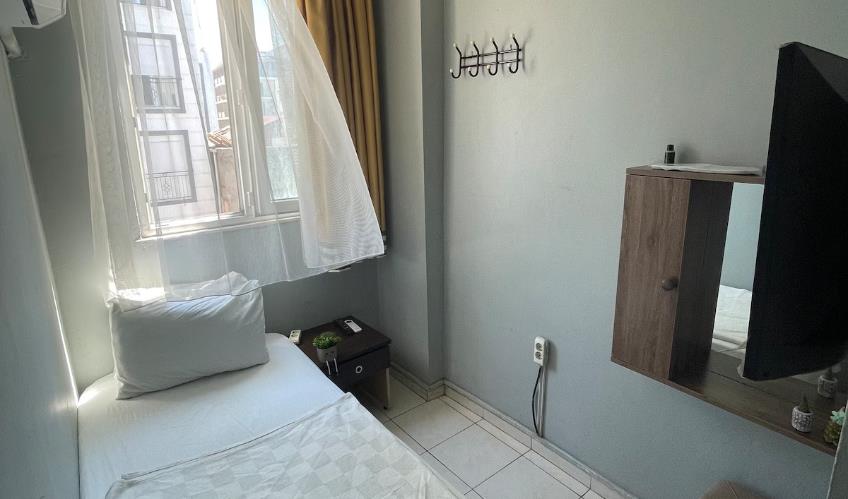 En fazla 1 yetişkin + 1 bebek (0-2 yaş).