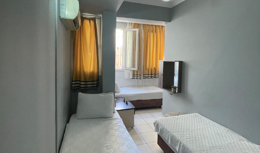 En fazla 3 yetişkin + 1 bebek (0-2 yaş).