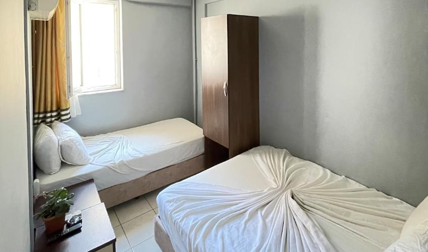 En fazla 3 yetişkin + 1 bebek (0-2 yaş) veya 2 yetişkin + 1 çocuk + 1 bebek (0-2 yaş).