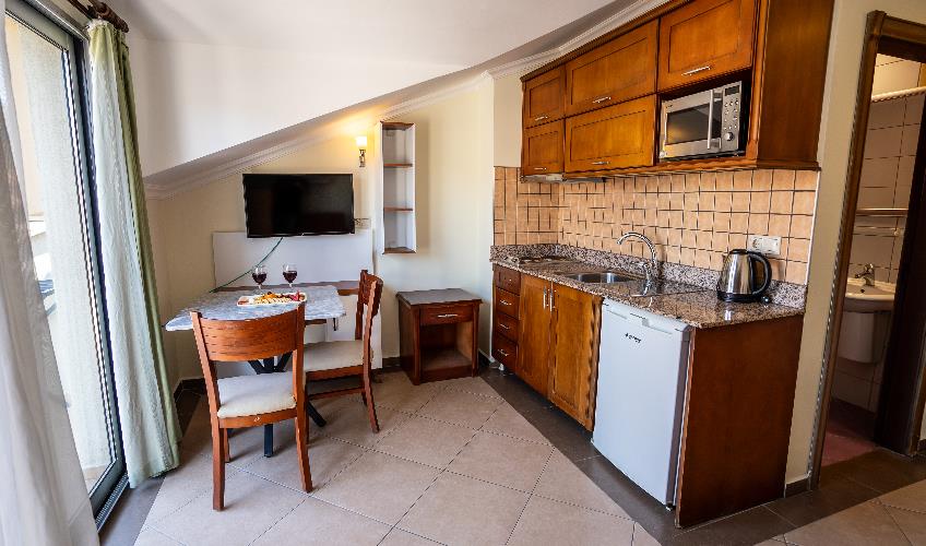 En fazla 4 yetişkin.