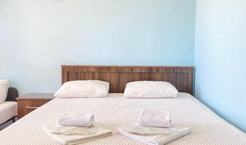 En az 2 yetişkin, En fazla 3 yetişkin + 1 bebek (0-2 yaş).