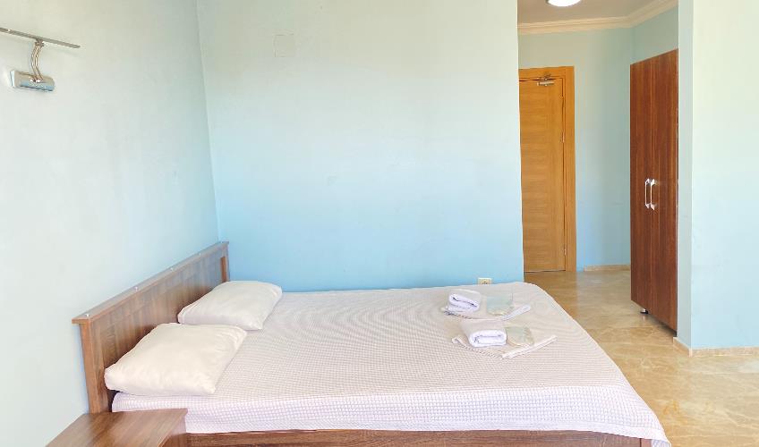 En fazla 3 yetişkin + 1 bebek (0-2 yaş).