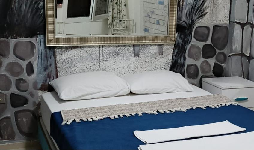 En fazla 2 yetişkin + 1 bebek (0-2 yaş).