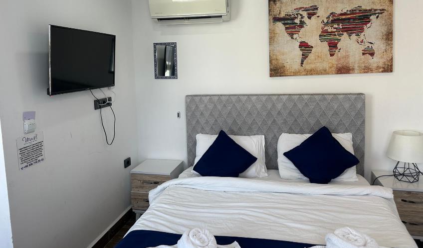 En fazla 3 yetişkin + 1 bebek (0-2 yaş).