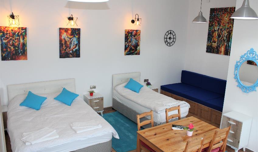 En fazla 4 yetişkin + 1 bebek (0-2 yaş).