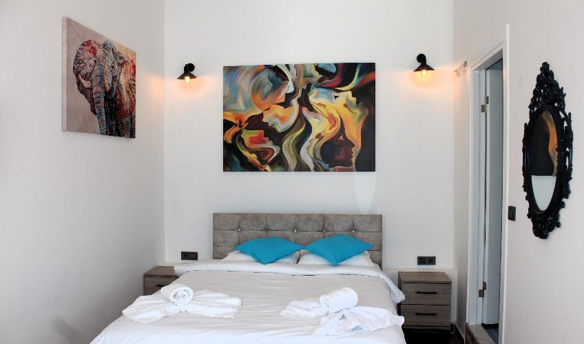 En fazla 3 yetişkin + 1 bebek (0-2 yaş).