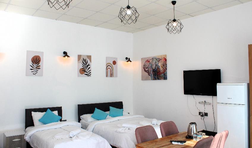 En fazla 4 yetişkin + 1 bebek (0-2 yaş).