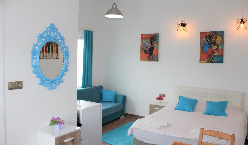 En fazla 3 yetişkin + 1 bebek (0-2 yaş).