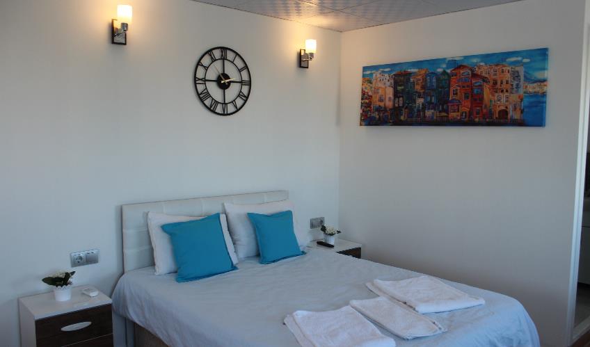 En fazla 4 yetişkin + 1 bebek (0-2 yaş).