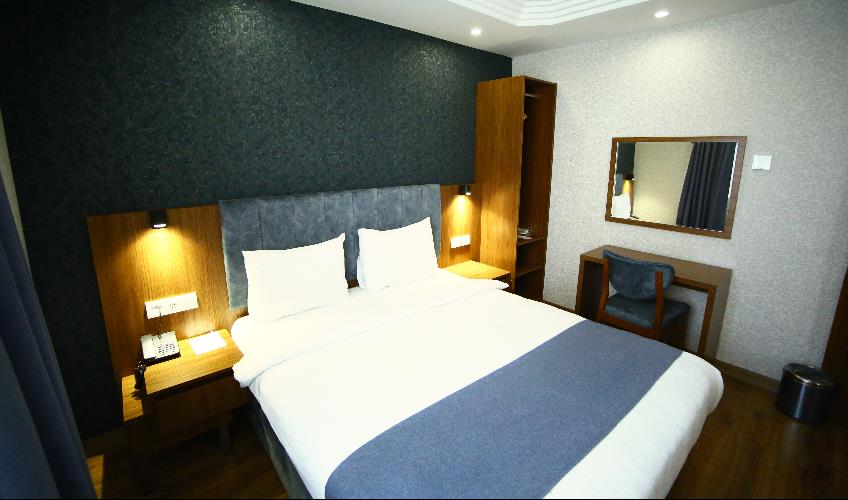 En fazla 3 yetişkin.