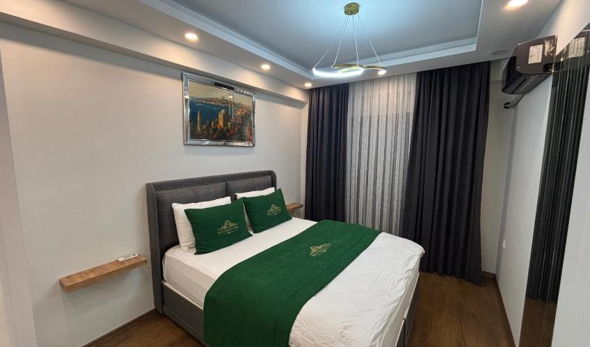 En fazla 2 yetişkin + 1 bebek (0-2 yaş).