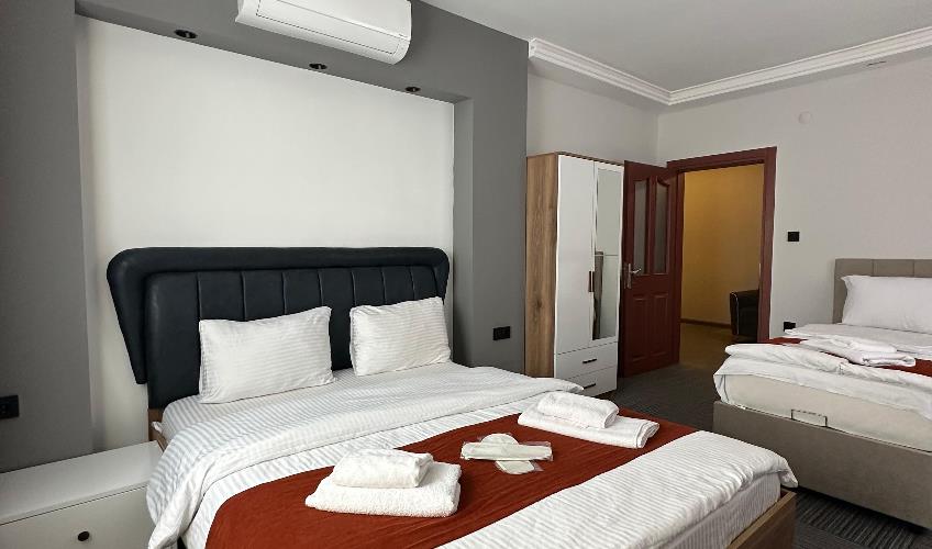 En fazla 3 yetişkin + 1 bebek (0-2 yaş).