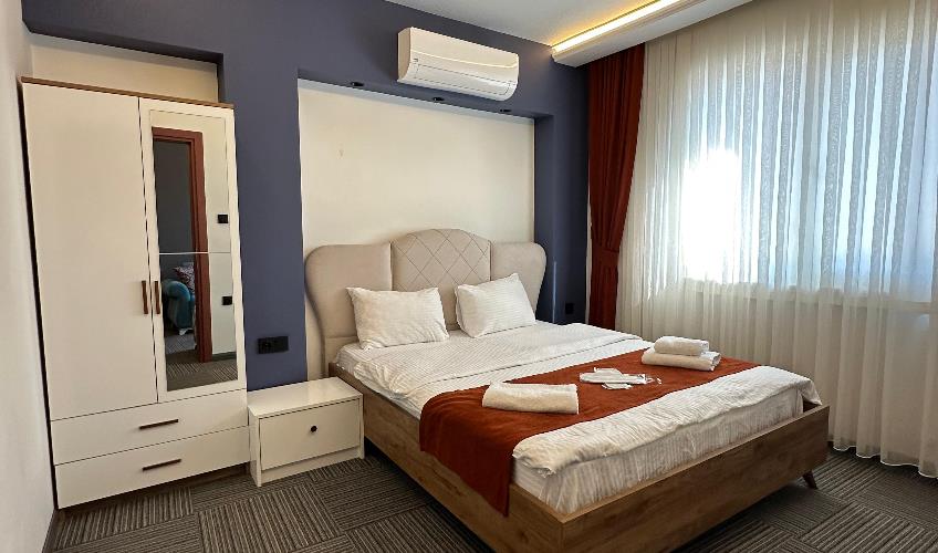 En fazla 2 yetişkin + 1 bebek (0-2 yaş).