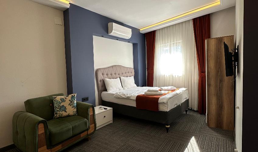 En fazla 2 yetişkin + 1 bebek (0-2 yaş).