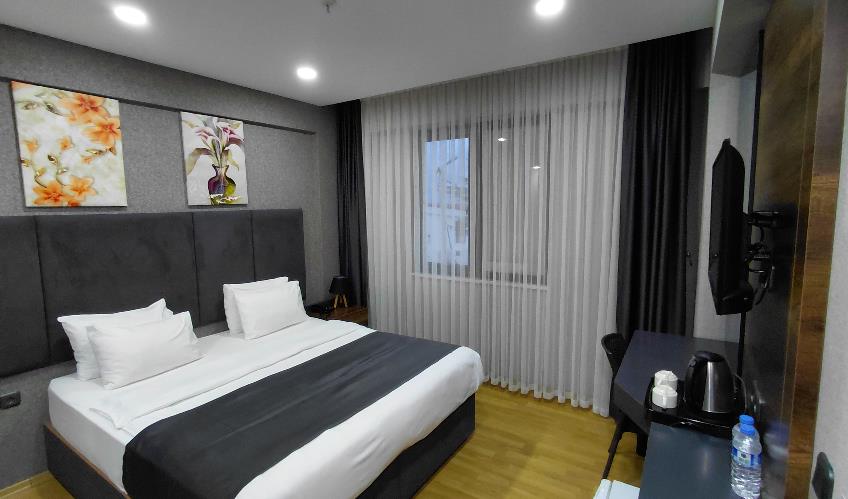 En fazla 2 yetişkin + 1 bebek (0-2 yaş).