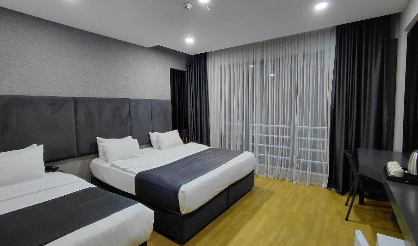 En fazla 3 yetişkin + 1 bebek (0-2 yaş).