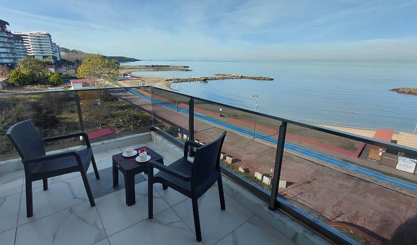 En fazla 2 yetişkin + 1 bebek (0-2 yaş).