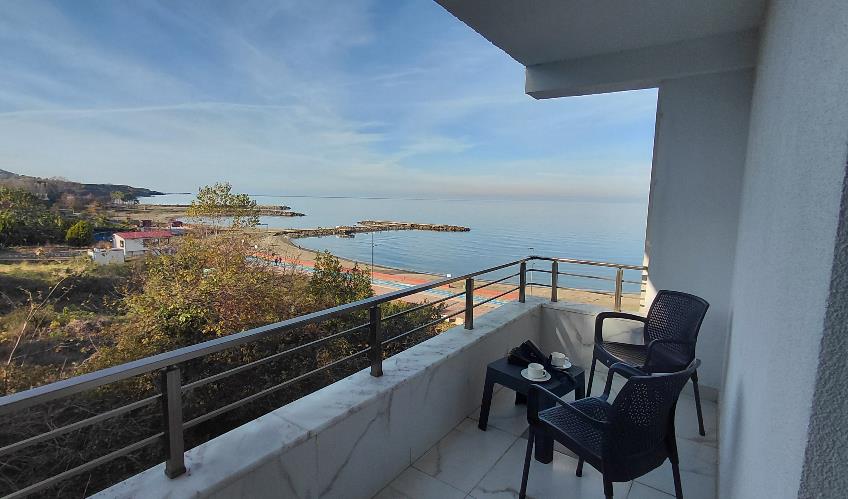 En fazla 2 yetişkin + 1 bebek (0-2 yaş).