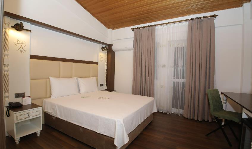 En fazla 3 yetişkin.