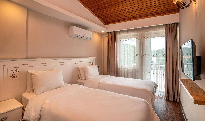 En fazla 3 yetişkin.