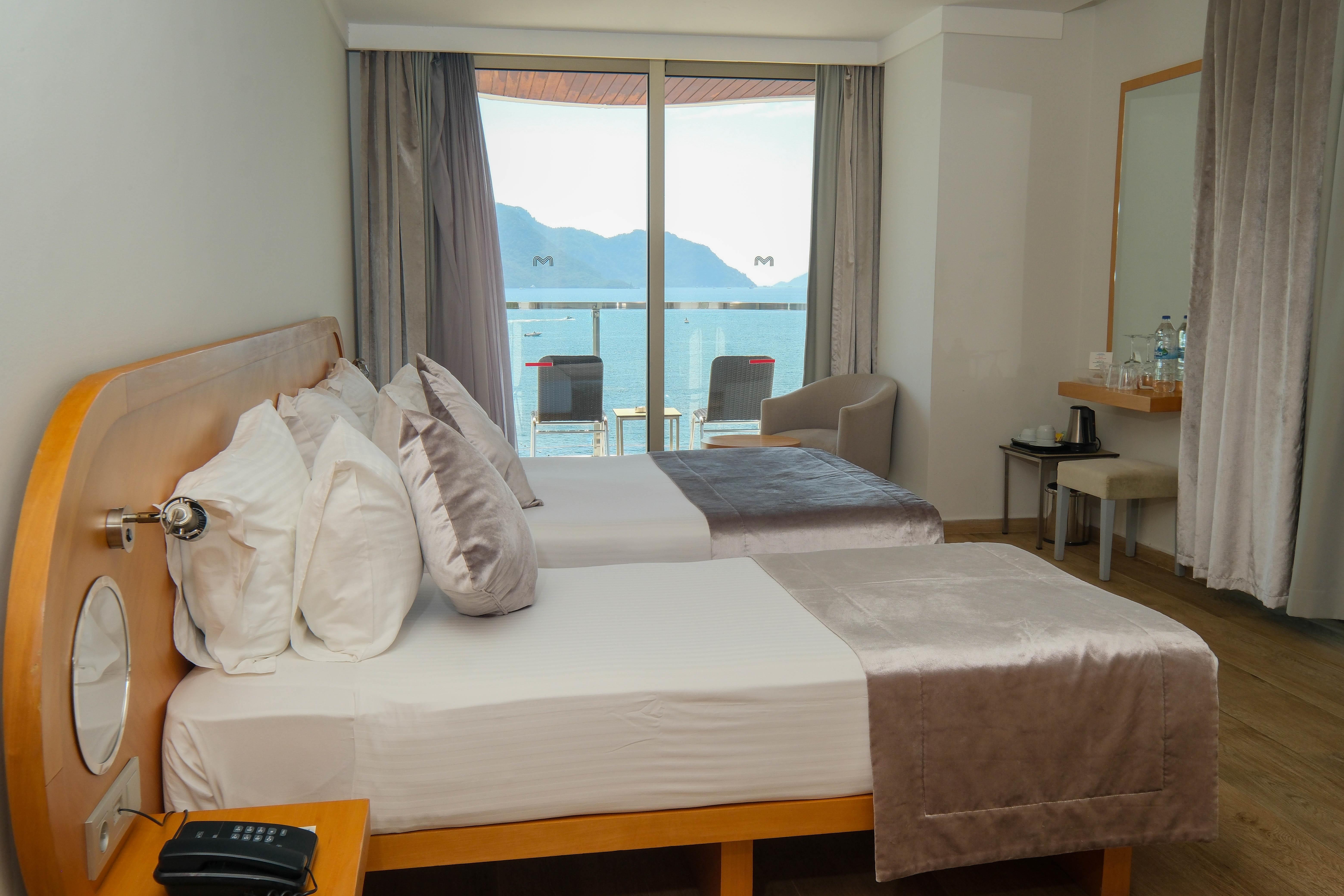 En fazla 3 yetişkin veya 2 yetişkin + 1 çocuk.