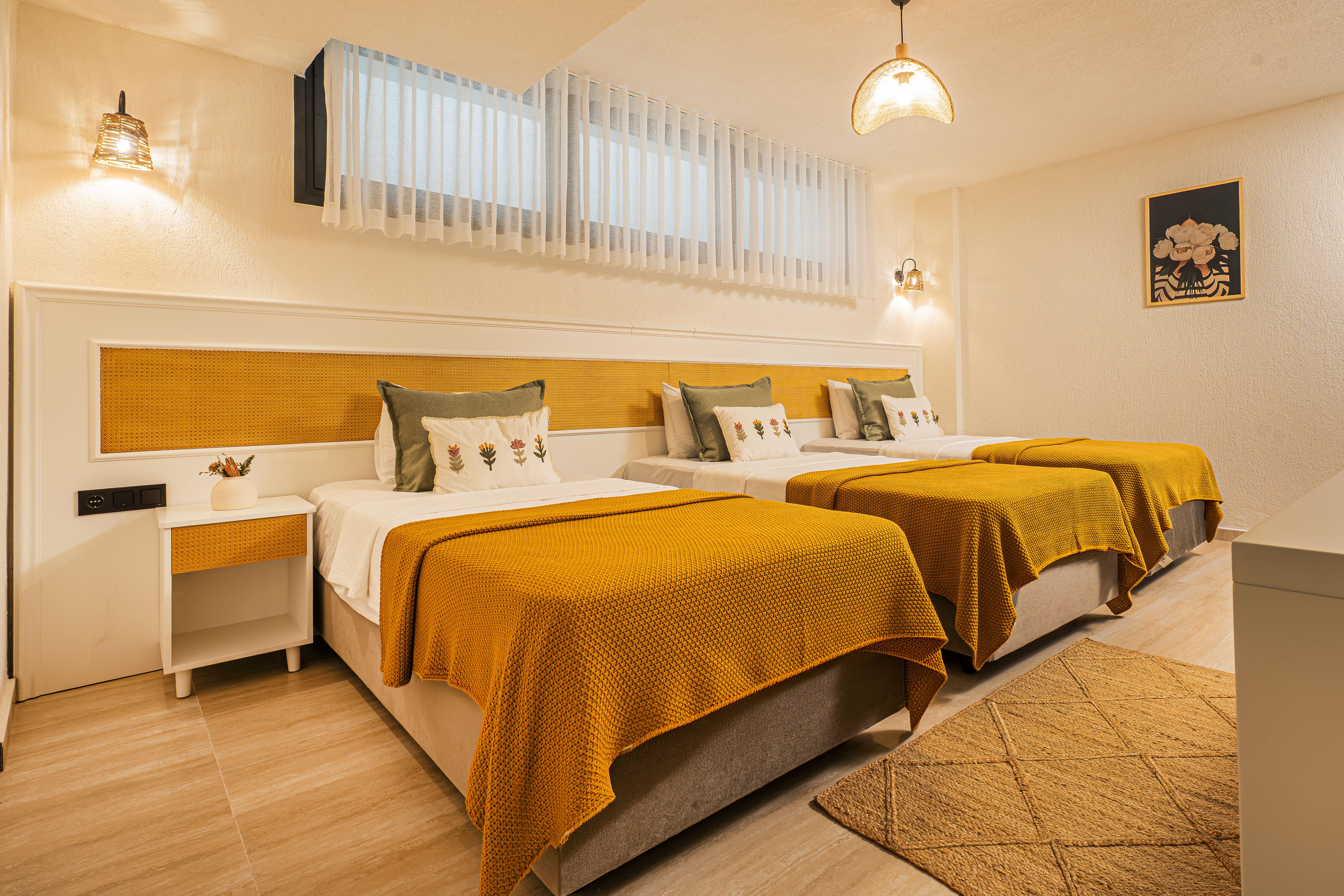 En fazla 3 yetişkin.