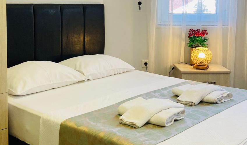 En fazla 2 yetişkin + 2 çocuk + 1 bebek (0-2 yaş) veya 1 yetişkin + 2 çocuk + 1 bebek (0-2 yaş).