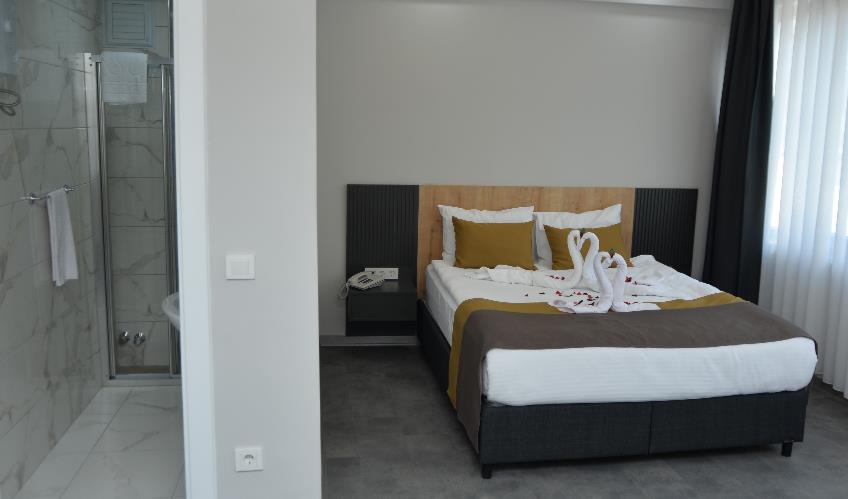 En az 2 yetişkin, En fazla 3 yetişkin veya 2 yetişkin + 1 çocuk.