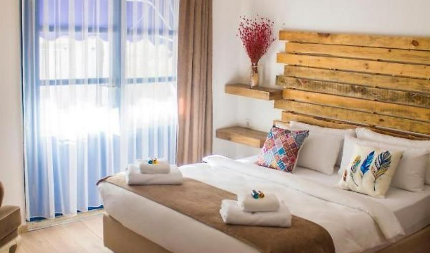 En fazla 3 yetişkin + 1 bebek (0-2 yaş).