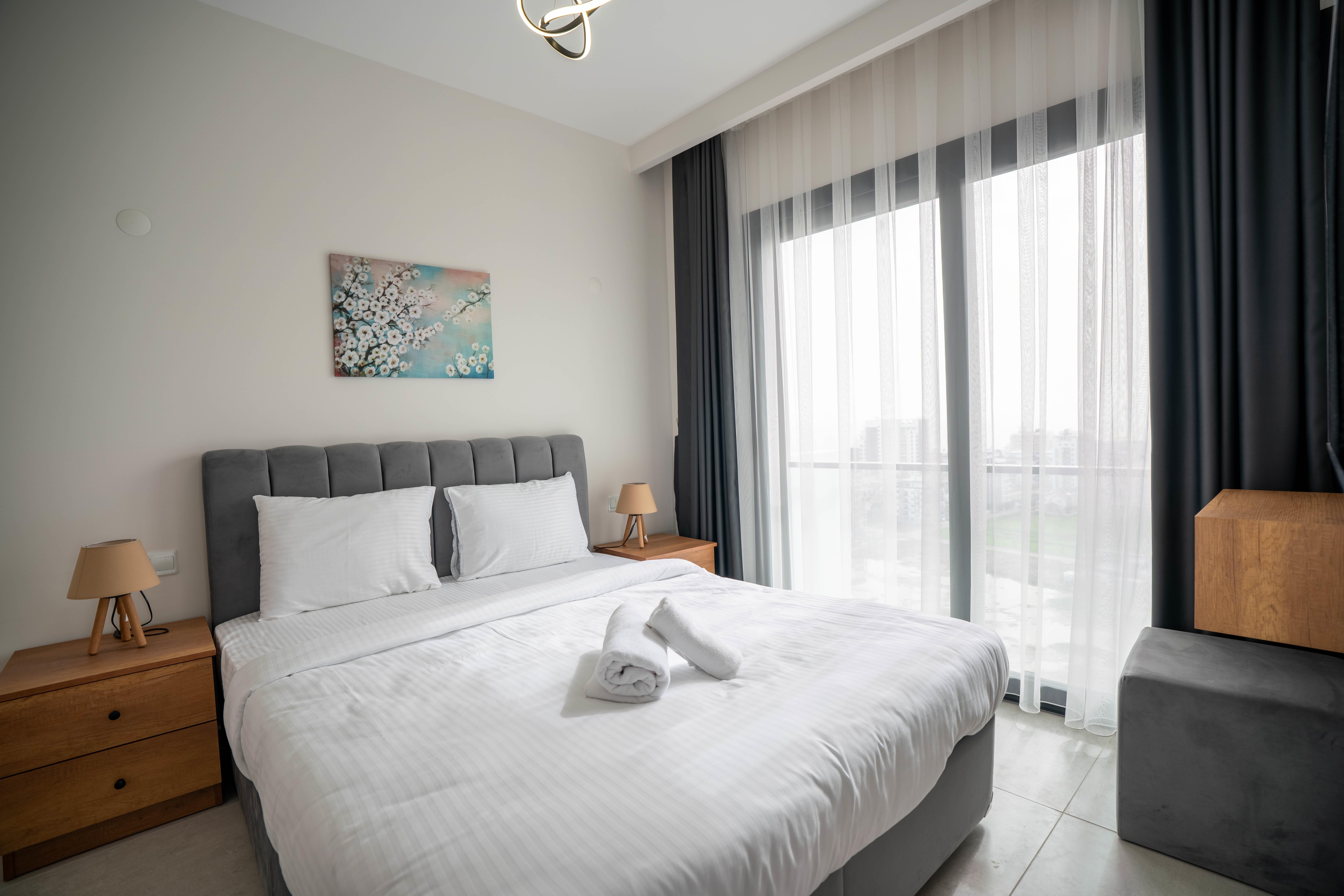 En az 3 yetişkin, En fazla 3 yetişkin + 2 çocuk.