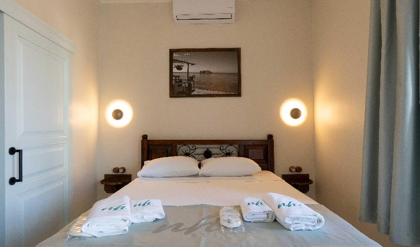 En fazla 2 yetişkin + 1 bebek (0-2 yaş).