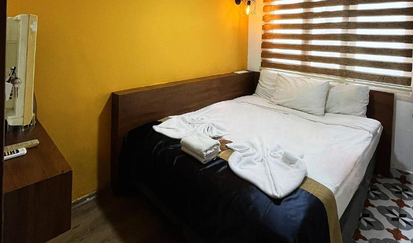 En fazla 2 yetişkin + 1 bebek (0-2 yaş).