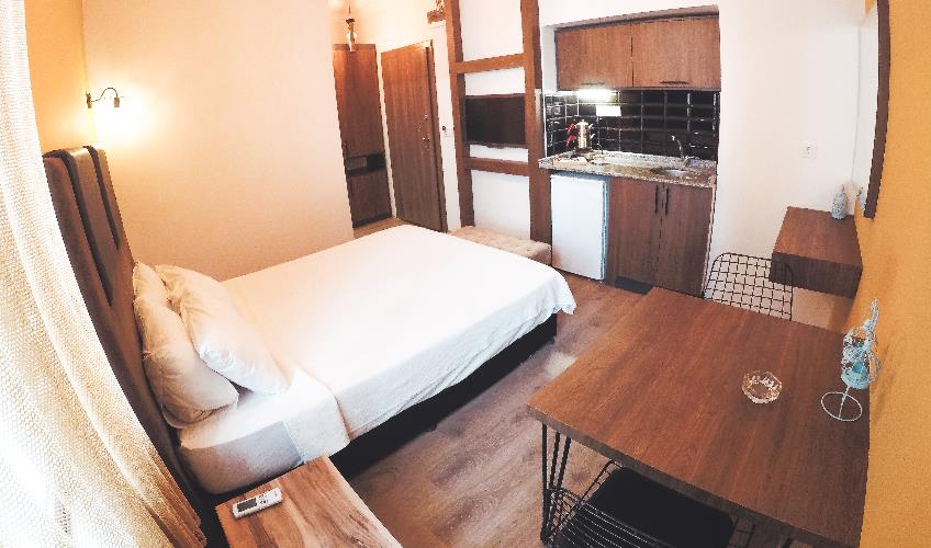 En fazla 2 yetişkin + 1 bebek (0-2 yaş).