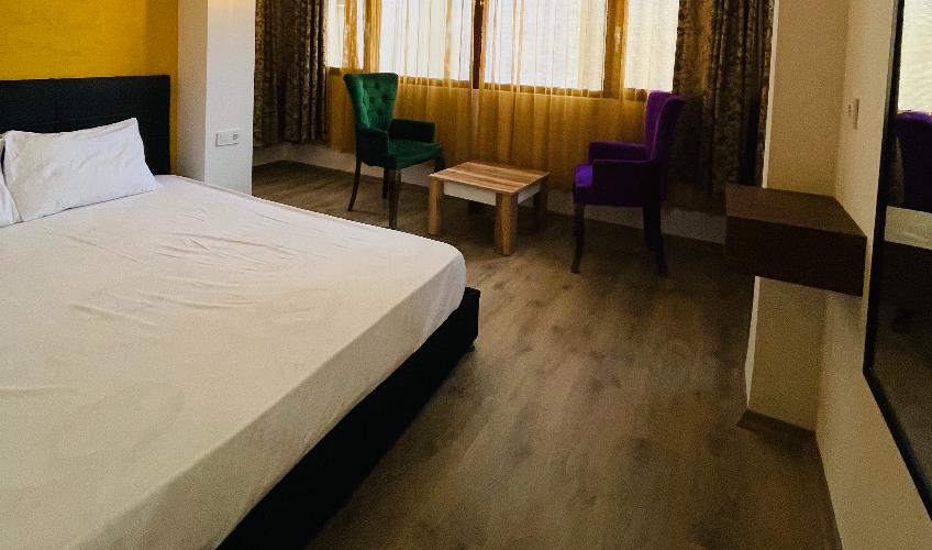 En fazla 3 yetişkin + 1 bebek (0-2 yaş).