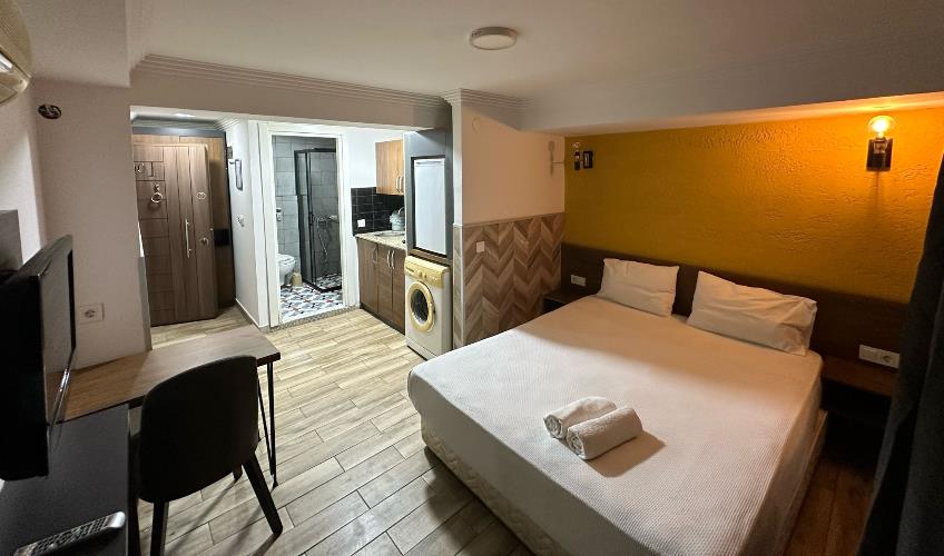 En fazla 2 yetişkin + 1 bebek (0-2 yaş).