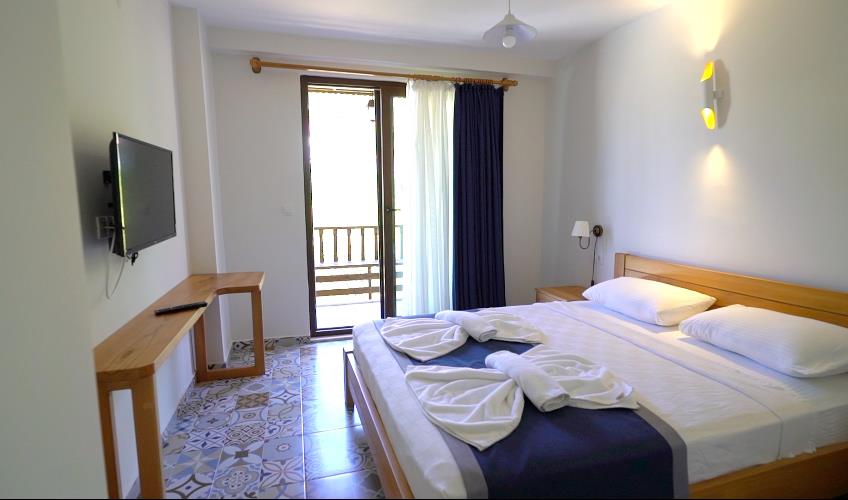 En fazla 3 yetişkin + 1 bebek (0-2 yaş) veya 2 yetişkin + 1 çocuk + 1 bebek (0-2 yaş).