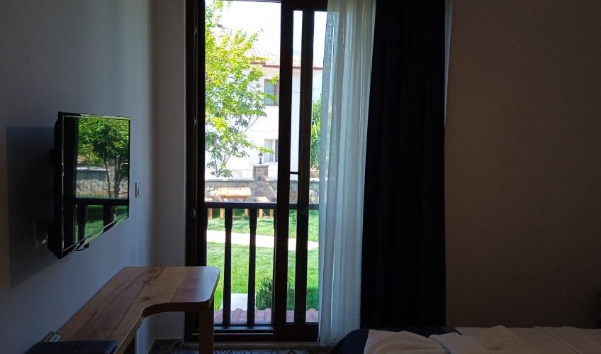 En fazla 3 yetişkin + 1 bebek (0-2 yaş) veya 2 yetişkin + 1 çocuk + 1 bebek (0-2 yaş).