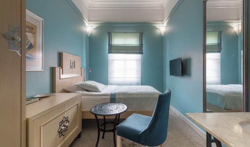 En fazla 1 yetişkin.